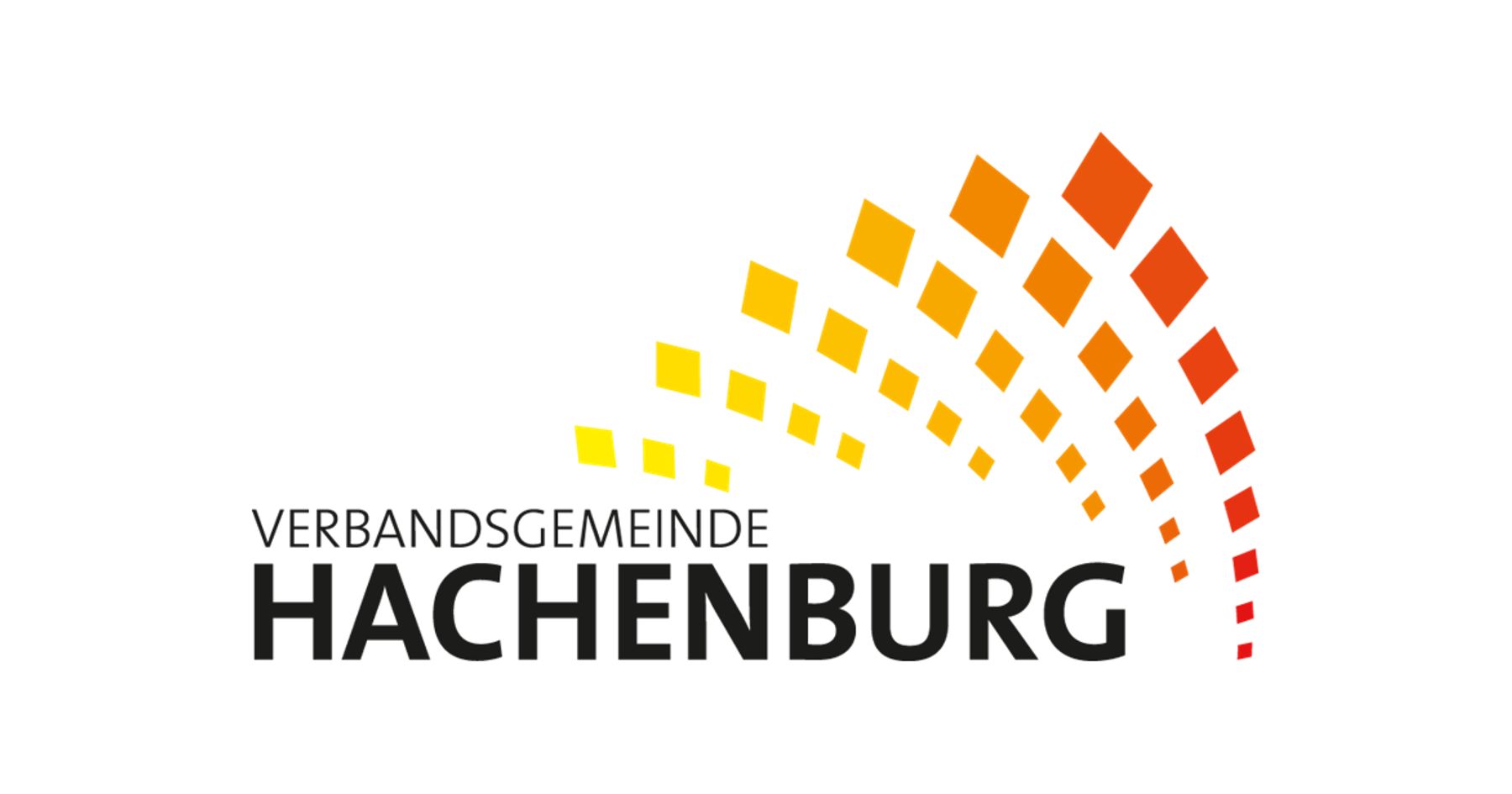 Logo der Verbandsgemeinde Hachenburg mit dem Namen in fetter schwarzer Schrift und einem Muster aus gelben bis orangefarbenen Quadraten, die in einem Bogen über und rechts von der Schrift auf weißem Hintergrund angeordnet sind.